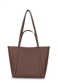 Borsa a spalla in pelle marrone con superficie testurizzata, design minimale, manici lunghi doppi e un dettaglio circolare sul davanti.