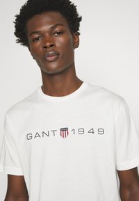 GANT PRINTED GRAPHIC - T-shirt med print - eggshell