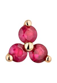 Anillo de rubí con tres piedras redondas y facetadas en un racimo. Presenta acentos de oro pulido y un acabado suave y brillante.