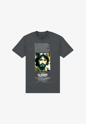 T-shirt in cotone grigio carbone con una grafica del volto di un uomo in giallo, verde e blu, accompagnata da un testo sul personaggio di Frank Serpico sottostante.