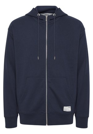 Mörkblå zip-up hoodie i mjukt tyg, med snörning i huvan, kängurufickor och en liten märkesetikett på den nedre fållen.