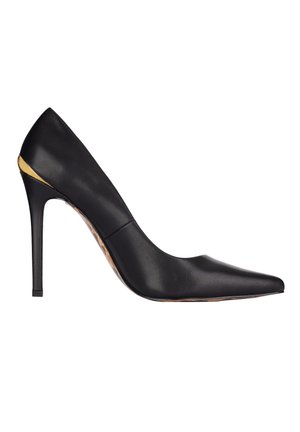 Czarny skórzany szpilka z wąskim czubkiem, cienkim obcasem szpilką i złotym akcentem na tylnej części nad obcasem.