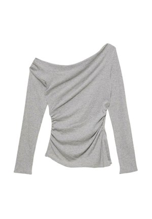 Maglia grigia a maniche lunghe con design scollato, caratterizzata da tessuto drappeggiato e dettagli arricciati su un lato. Materiale morbido e elasticizzato.