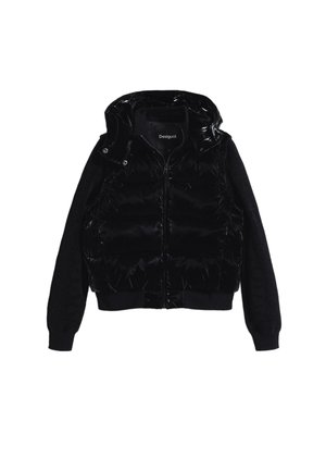 Juodas pūstas liemenė su blizgiu paviršiumi, su nuimama gaubtu, ribotomis rankogalių apykaklėmis ir užtrauktuku. Mink štos mezgimo rankovės su raštais.