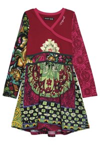 Sukienka z długim rękawem z burgundową górą ozdobioną kolorowymi kwiatowymi wzorami oraz zbieraną spódnicą w jasnych odcieniach zieleni, różu i czarnych akcentach.