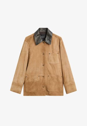 Wildlederjacke in Hellbraun mit einem Kragen aus schwarzem Leder. Verfügt über vier Fronttaschen und Druckknopfverschlüsse. Durchgehend glatte Textur.