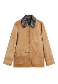 Veste en daim marron clair avec un col en cuir noir. Dispose de quatre poches avant et de fermetures à boutons-pression. Texture lisse partout.