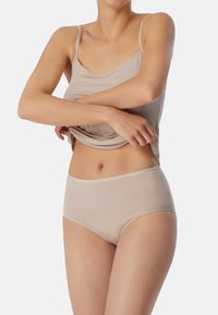 Camisola in beige a costine con spalline sottili abbinata a slip in stile bikini coordinati. Tessuto morbido ed elasticizzato con una superficie liscia.