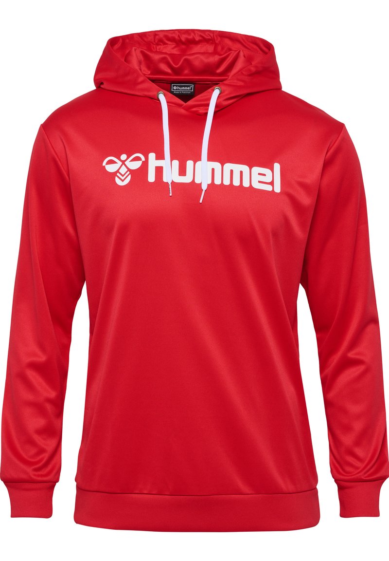 Czerwony hoodie wykonany z gładkiego, lekkiego materiału, z przednią kieszenią typu kangur, białymi sznurkami i dużym białym logo "Hummel" na klatce piersiowej.