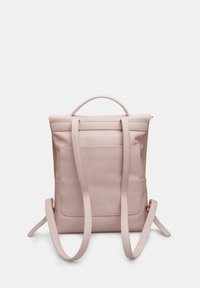 Rózsaszín bőr hátizsák, felső fogantyúval és állítható pántokkal, sima textúrával és egy nagy hátsó zsebbel a tárolásért.