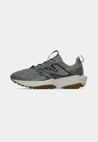 Graue Sportschuhe mit einem strukturierten Mesh-Obermaterial, schwarzen Schnürsenkeln und einer geometrischen kremfarbenen Zwischensohle. Verfügt über eine robuste Gummisohle für optimalen Halt.