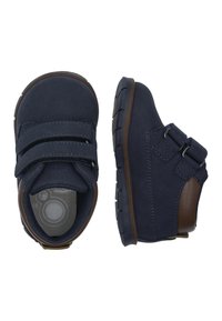 Navyblå skor för sm�åbarn med två breda kardborreband, i mockamaterial, gummisula och bruna läderdetaljer. Rundad tådesign, texturerad inredning.