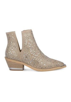Bottines tan avec des motifs découpés et des accents de clous métalliques. Talon bas empilé avec une texture rayée contrastante. Design à bout pointu.