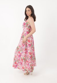 Langes, florales Maxikleid mit einer Vielzahl von rosa, grünen und orangefarbenen Blumen, einem gerafften Oberteil und verstellbaren Trägern. Glatter Stoff.