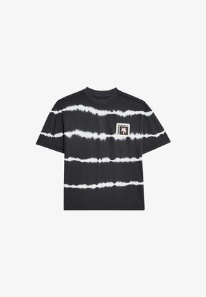 Zwart katoenen T-shirt met witte tie-dye strepen, korte mouwen en een zakje met een grafisch ontwerp.