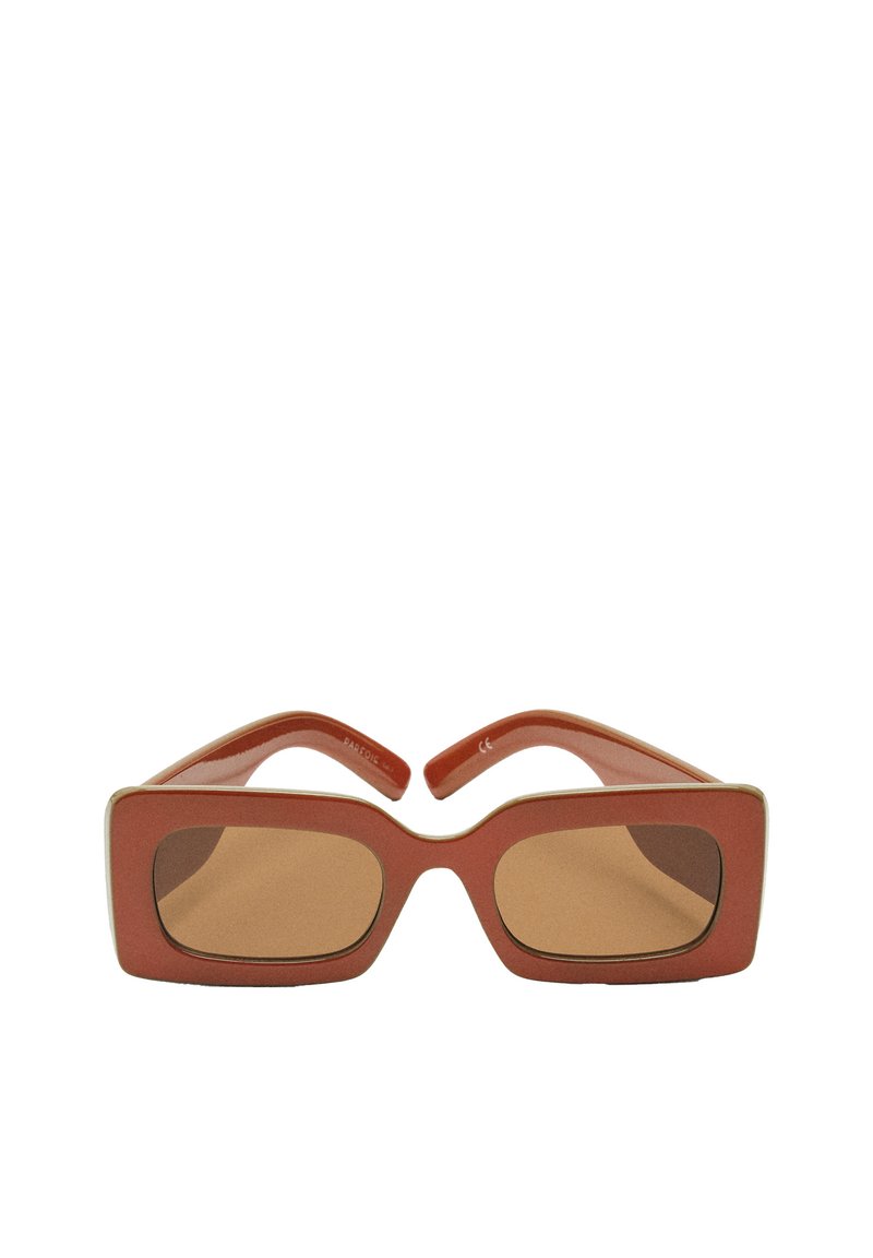 Prostokątne okulary przeciwsłoneczne z matową czerwoną oprawą, brązowymi soczewkami i gładką fakturą. Posiadają zakrzywione ramiona i subtelny detal logo na zauszniku.