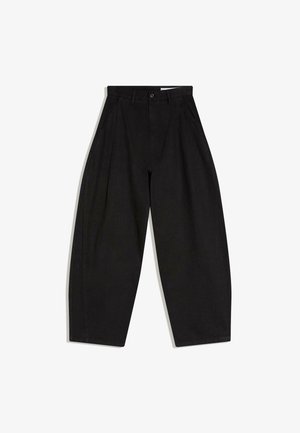 Fekete, magas derekú, bőszárú nadrág pliszézéssel, övbújtatókkal, elöl gombbal és cipzárral, fehér háttéren kifekszik.