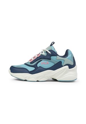Baskets Fila avec un mélange de bleu marine, bleu clair et accents roses. Elles présentent une semelle blanche épaisse et des matériaux en cuir texturé et en mesh.