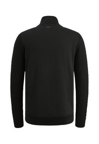 Mustaan neulepaita, jossa on korkea kaulus, tekstuurilla varustetut hihat ja sileä vartalo. Ribbireunat hihansuissa ja helmassa takaavat napakan istuvuuden.