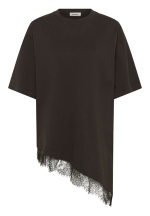 T-shirt nera asimmetrica a maniche corte con scollo rotondo e bordo in pizzo lungo l'orlo più lungo e inclinato.