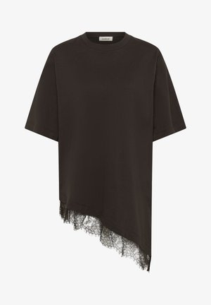 Czarny asymetryczny t-shirt z krótkim rękawem, okrągłym dekoltem oraz koronkową lamówką wzdłuż dłuższego, skośnego dołu.