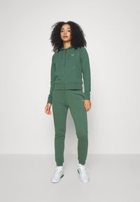 Lacoste Sport PANT - Joggebukse - vert fonce