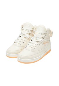 Baskets montantes en cuir blanc cassé avec languette rembourrée, lacets ton sur ton et semelle en caoutchouc avec un accent orange.