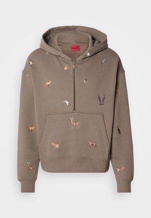 Smeđa zip-up dukserica od mekog materijala, sa raznim izvezenim životinjama, uključujući lisice, jelene i ptice, s kengurujem džepom.