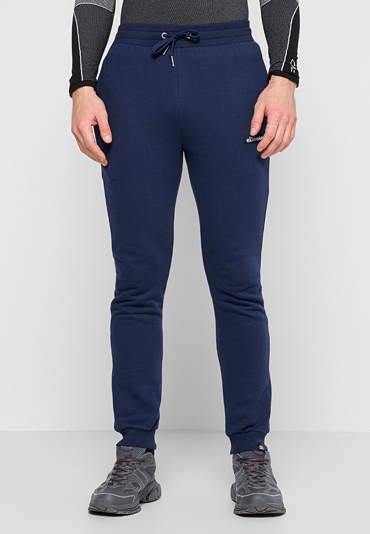 Marineblaue Jogginghosen mit einem Kordelzugbund, slim fit, gerippten Bündchen und Branding-Detail am linken Oberschenkel, aus einem Baumwollmischmaterial gefertigt.