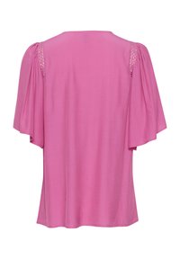 Blusa rosa con mangas cortas y anchas, adornadas con un patrón de puntadas detalladas en el hombro. Tejido suave y ligero, con un dobladillo recto.