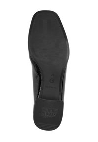 Sole di scarpa in pelle verniciata nera con superficie tessurizzata e rigata. Presenta un tacco basso e un logo del marchio in rilievo, progettato per la stabilità.