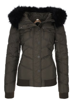 Veste d'hiver matelassée vert olive avec bordure de capuche en fausse fourrure noire, fermeture éclair et boutons-pression à l'avant, poches poitrine et latérales, poignets et ourlet côtelés.