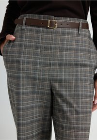 Pantalones cuadros grises con cinturón marrón, que presentan una textura sutil y un ajuste entallado. El cinturón tiene una hebilla en tono dorado y un acabado suave.