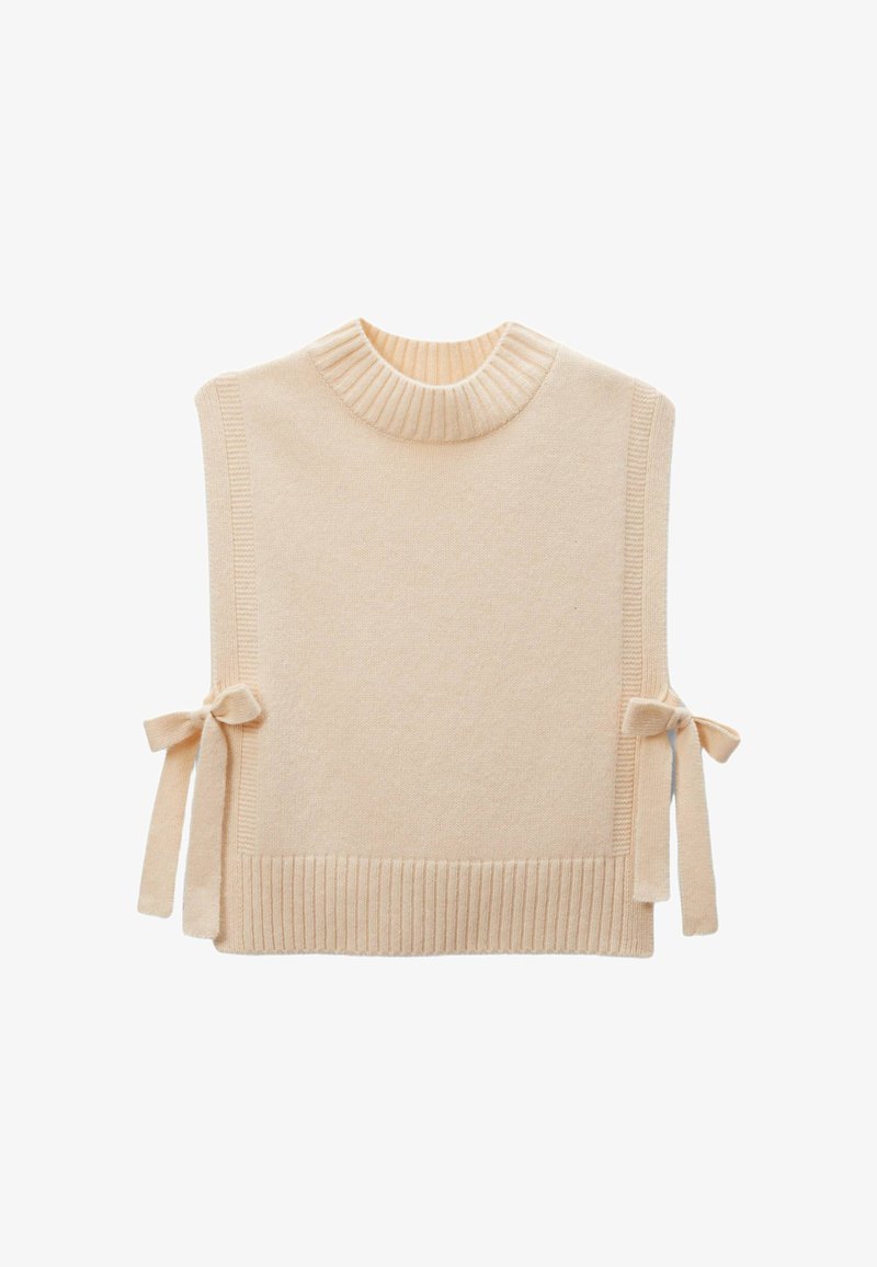 Pull en tricot beige avec un col et un ourlet côtelés. Présente des côtés ouverts maintenus par des nœuds. Texture douce.