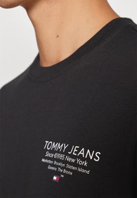 Tommy Jeans SLIM ESSENTIAL GRAPHIC TEE - Marškinėliai su spaudiniu - black
