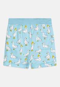 Himmelblaue Shorts mit einem wiederholten Entenmuster, bei dem einige Enten gelbe Akzente haben. Hergestellt aus einem weichen, dehnbaren Stoff mit einem elastischen Bund.