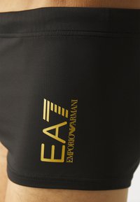 EA7 Emporio Armani WATER CORE TRUNK - Costume da bagno a pantaloncino - nero/gold