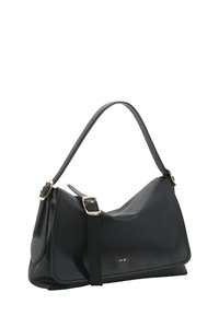 Borsa a tracolla in pelle nera con forma curva, dotata di una maniglia singola, hardware in tonalità oro e una finitura testurizzata. Gli accenti includono una cinghia con fibbia.