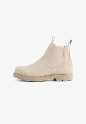 Beige suède Chelsea-boot met een ronde neus, elastische zijpanelen, een trekband en een getextureerde rubberen zool met diepe groeven voor grip.
