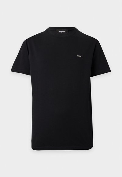 T-shirt noir à manches courtes avec col rond, petit logo argenté sur la poitrine gauche et étiquette de marque à l'intérieur du col.