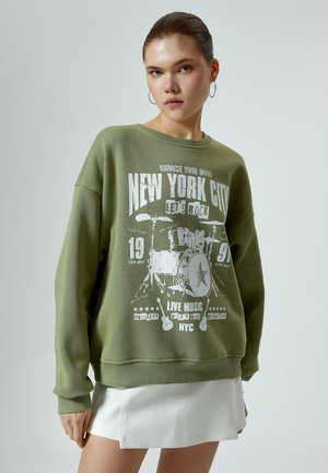 - Bluza