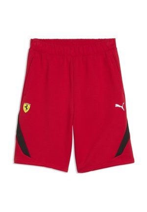 Czerwone sportowe spodenki z czarnymi bocznymi panelami, elastycznym paskiem w talii, logo Ferrari na lewym udzie oraz białym logo Puma na prawym udzie.