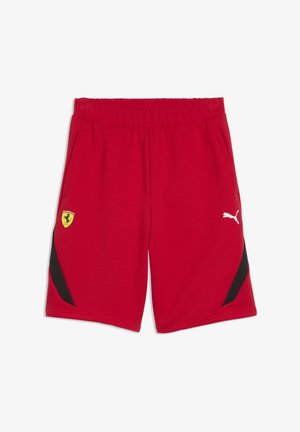 Rode atletische korte broek met zwarte zijpanelen, elastische tailleband, Ferrari-logo op de linker dij, en wit Puma-logo op de rechter dij.