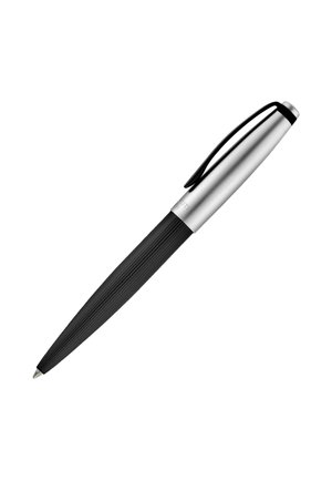 Penna a sfera argento e nera con impugnatura zigrinata e clip metallica sul cappuccio, isolata su sfondo bianco.