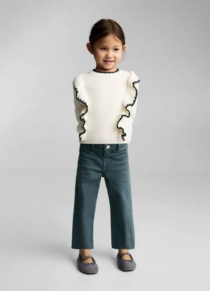 Maglione bianco a coste con rifiniture a ruches nere, abbinato a pantaloni dritti turchesi. Ballerine grigie completano l'outfit. Design semplice e moderno.