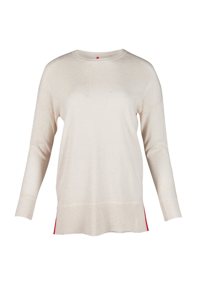 Cremefarbener Pullover mit langen Ärmeln, rundem Ausschnitt und strukturierten Flecken, versehen mit roten Seitendetails und einer lässigen Passform.
