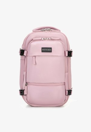 Zaino in nylon rosa con molteplici tasche con zip, spallacci regolabili e dettagli in metallo nero. Presenta una patch con il logo sulla parte anteriore.