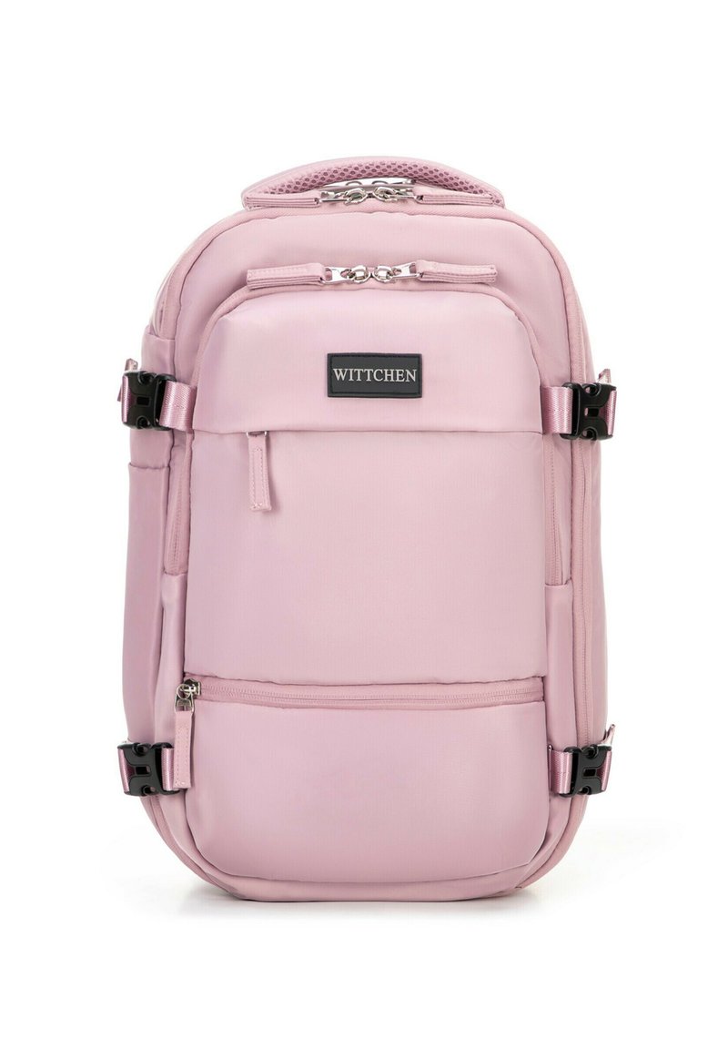 Mochila de nailon rosa con varios bolsillos con cremallera, correas ajustables y acentos de hardware negro. Presenta un parche con el logo en la parte frontal.