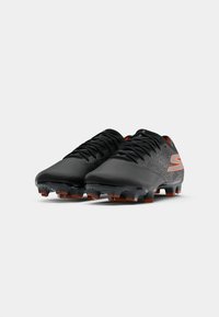Ciorapi de fotbal negri cu accente portocalii, design elegant, material superior sintetic, suprafață texturată și cu cuiuri modelate pentru tracțiune.