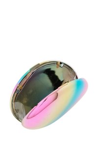 Iridescent oval kompakt med en slät yta, i regnbågsfärger, metallisk finish och gyllene gångjärn på sidan.